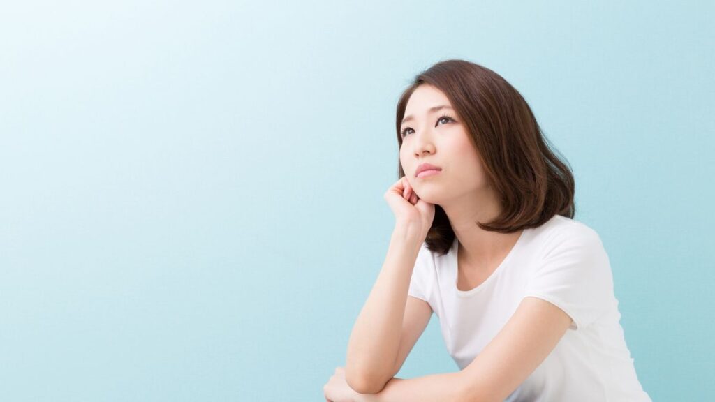 悩む女性